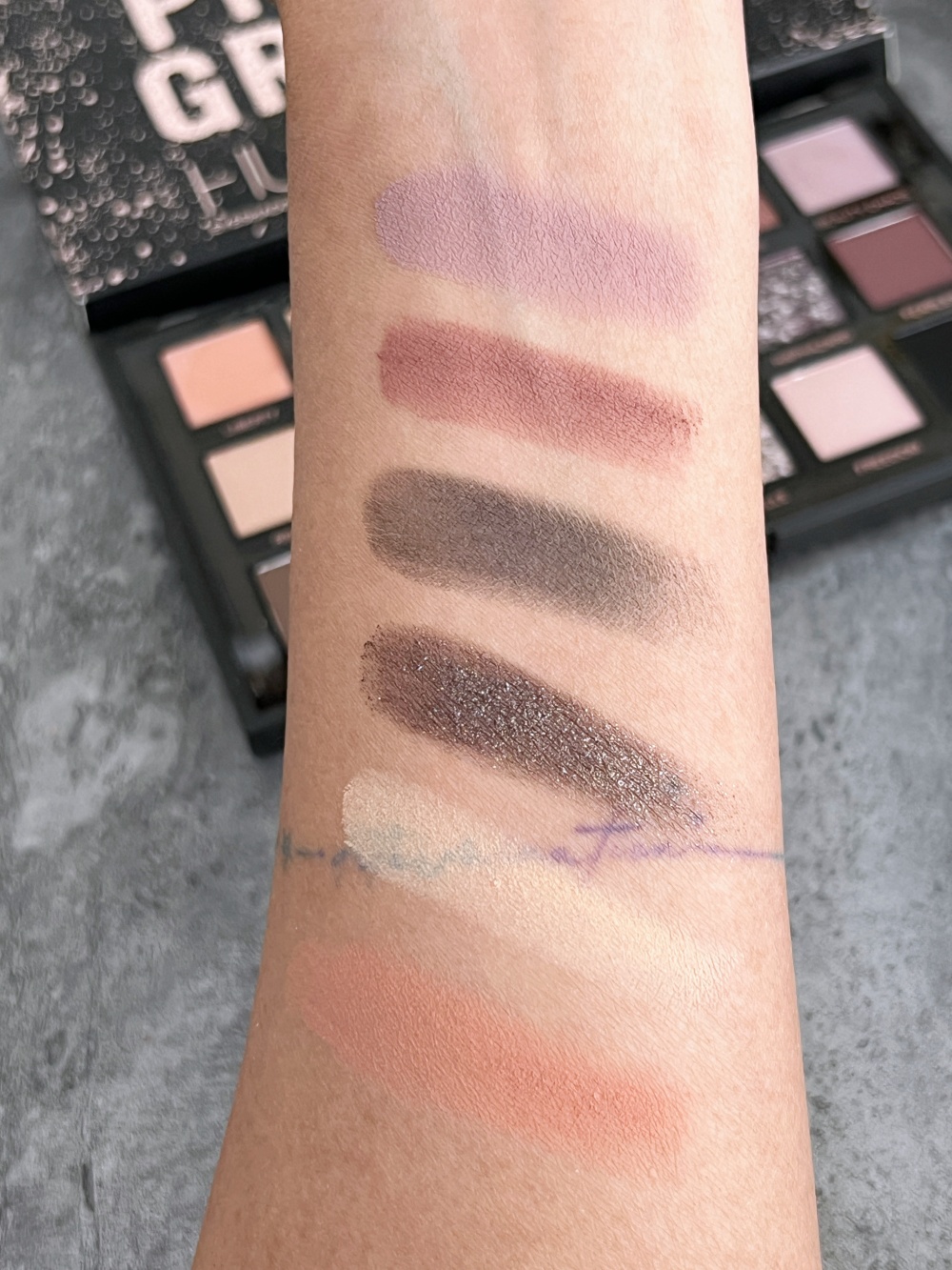 Swatches: Huda Beauty Pretty Grunge