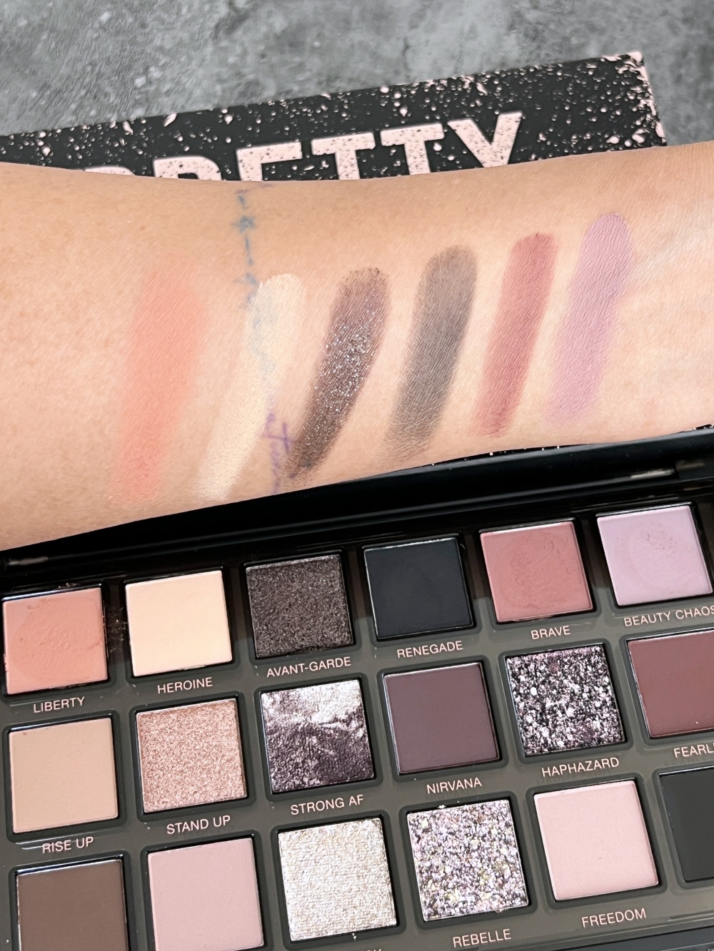 Swatches: Huda Beauty Pretty Grunge