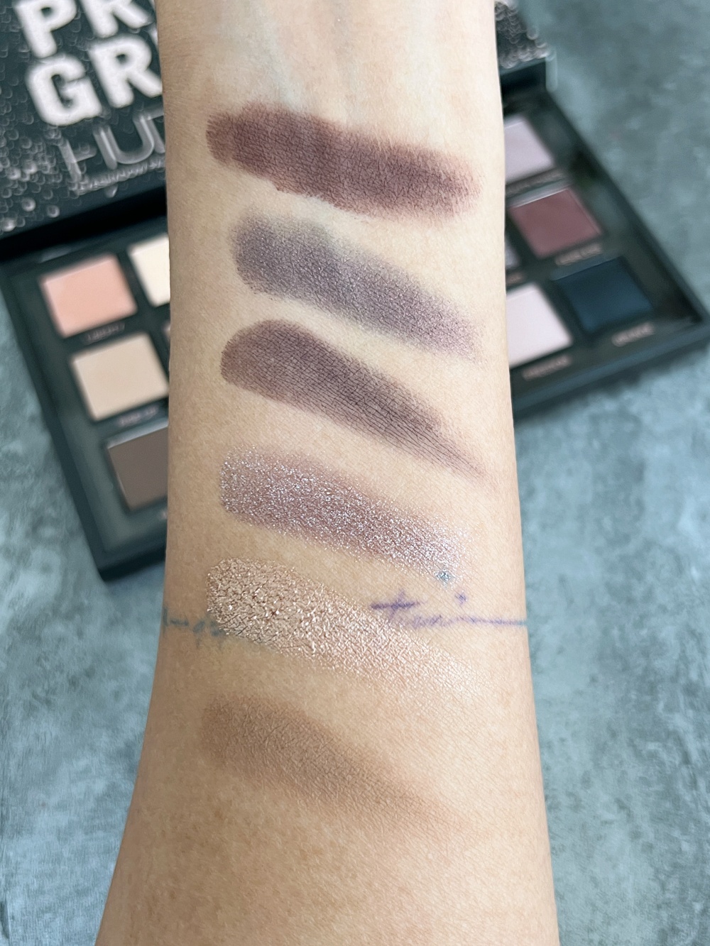 Swatches: Huda Beauty Pretty Grunge