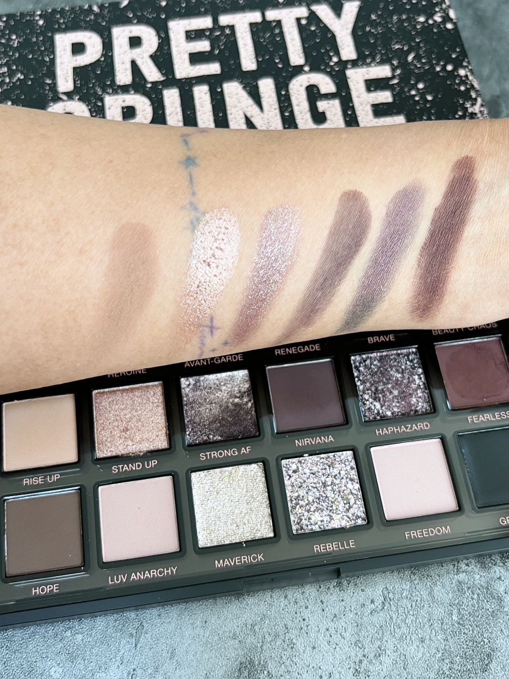 Swatches: Huda Beauty Pretty Grunge