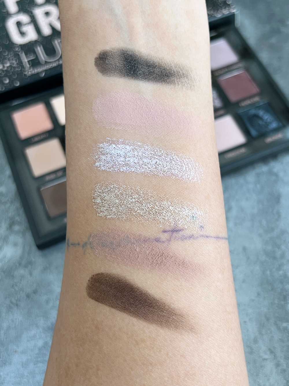 Swatches: Huda Beauty Pretty Grunge