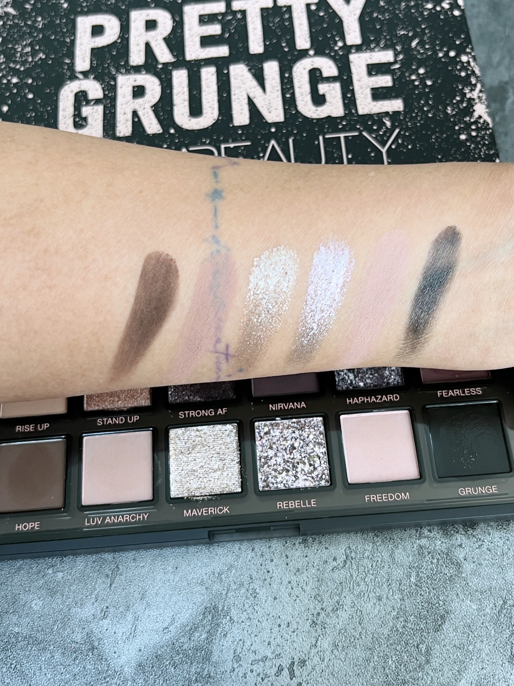 Swatches: Huda Beauty Pretty Grunge